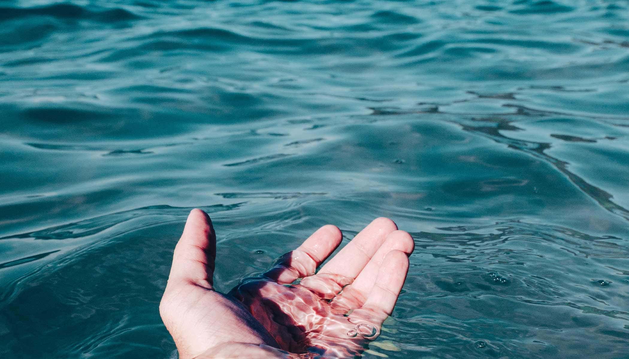 Une main dans l'eau de la mer
