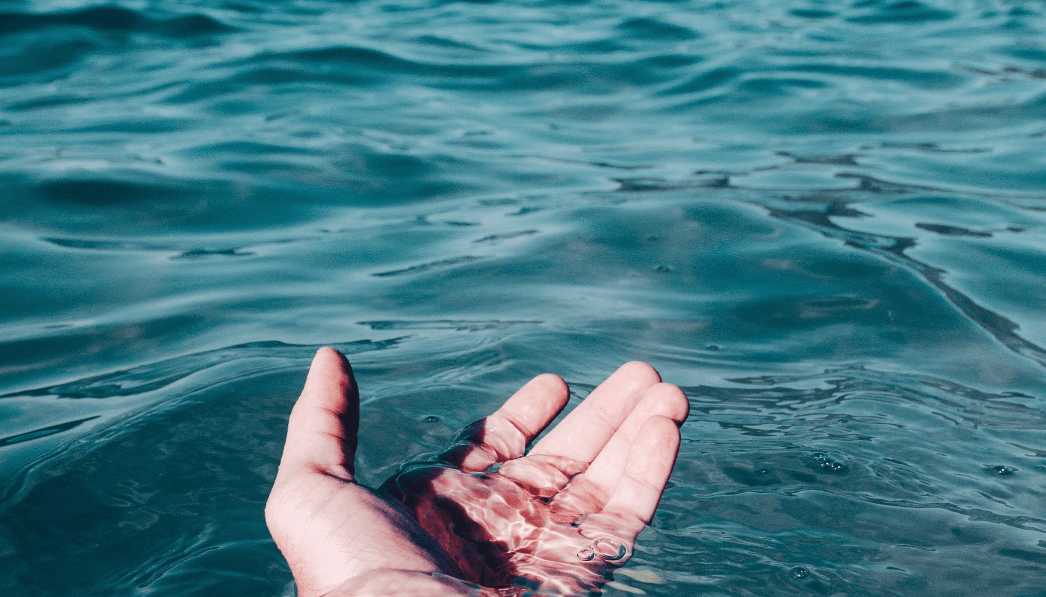 Une main dans l'eau de la mer